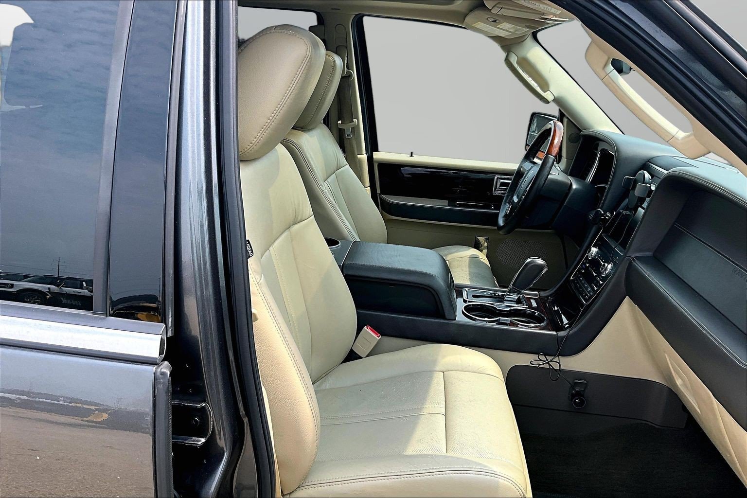 Used 2015 Lincoln Navigator 4WD w/ Equipment Group 101A Reserve image 7