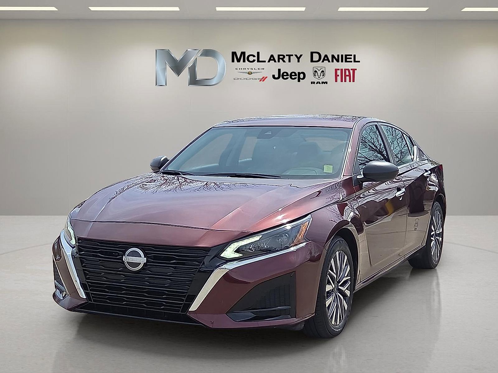 Used 2025 Nissan Altima 2.5 SV FWD image 2