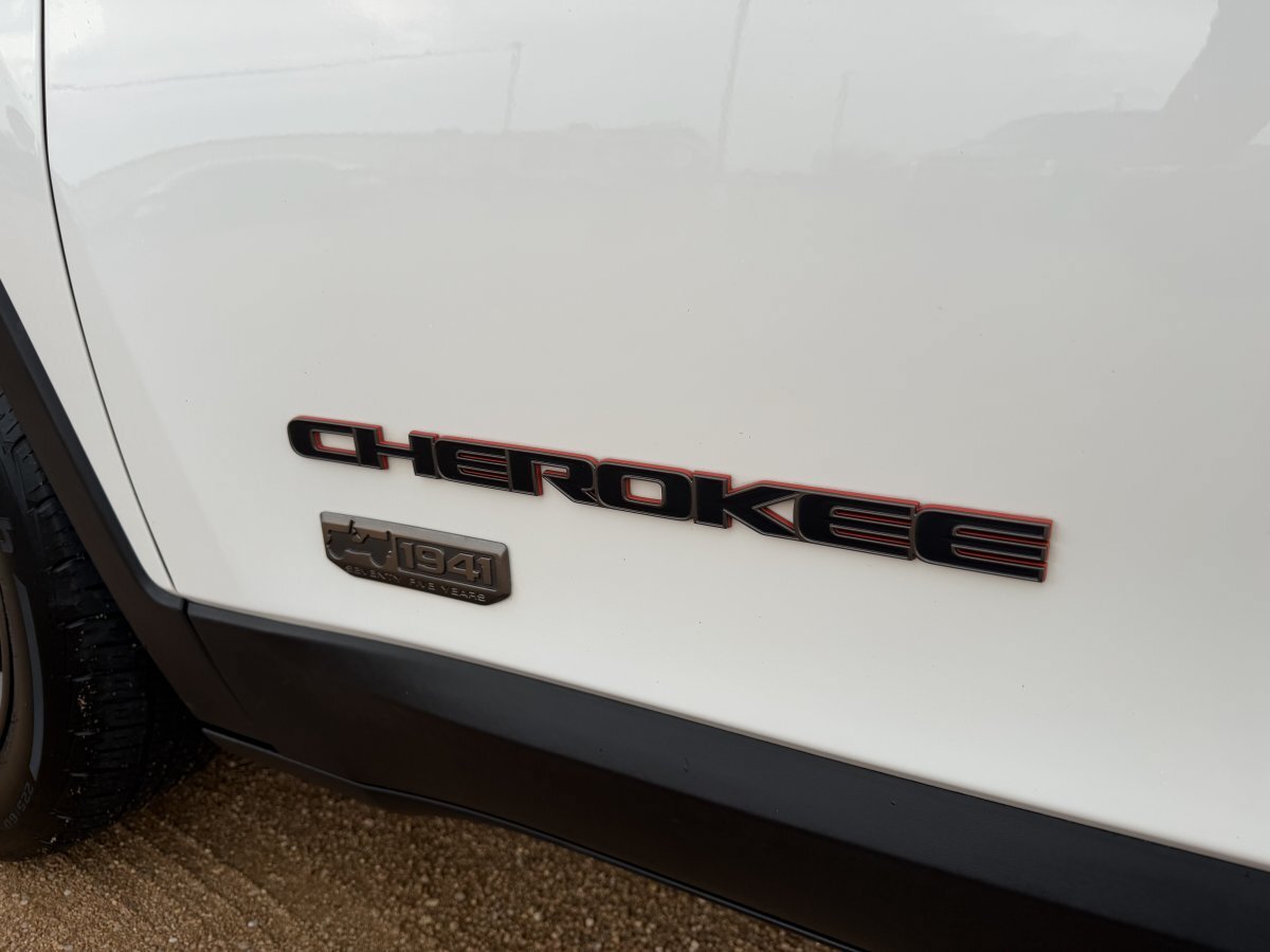 Used 2016 Jeep Cherokee 75th Anniversary FWD image 10