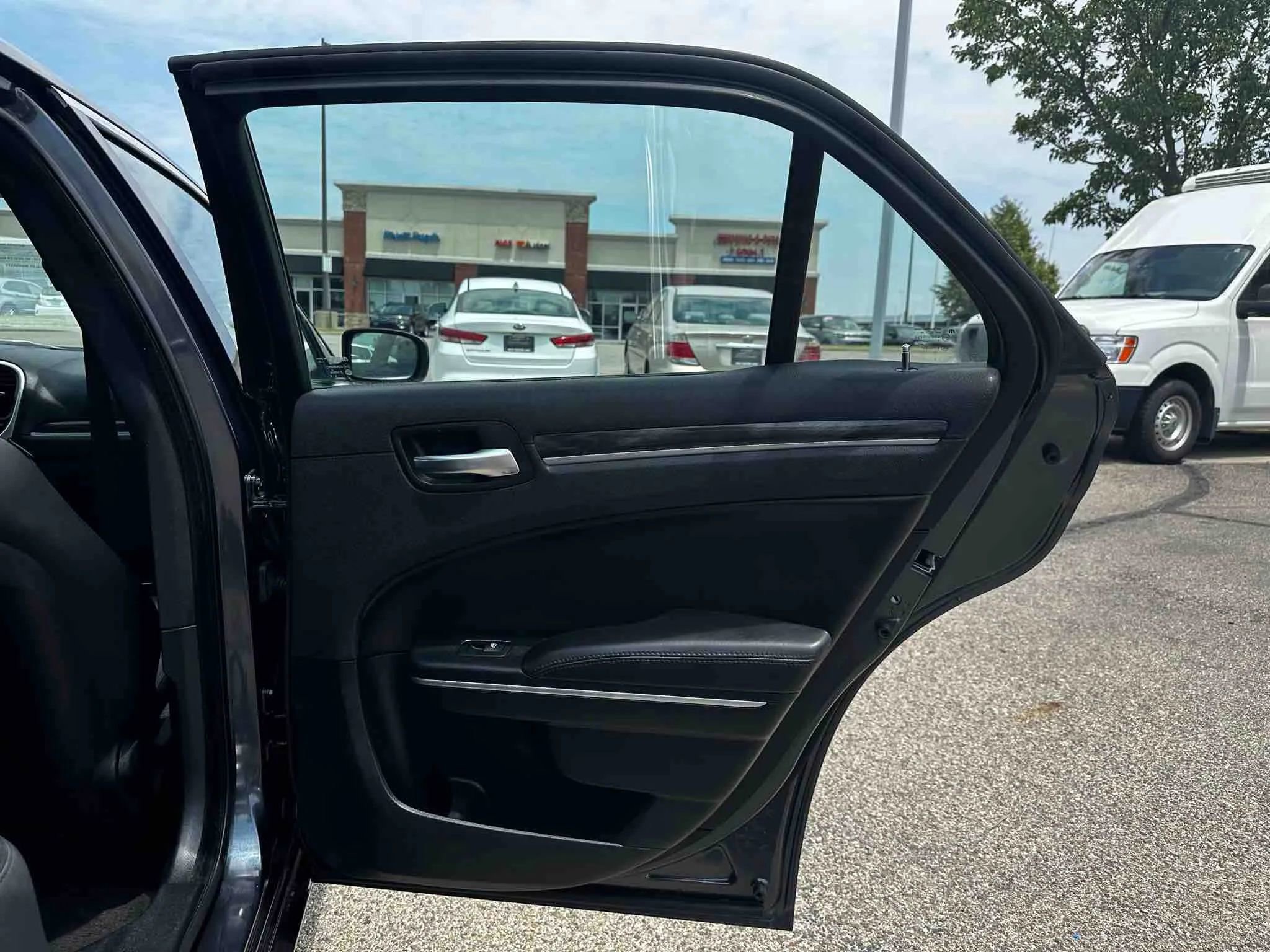 Used 2018 Chrysler 300 Touring w/ Driver Convenience Group image 43