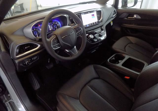 New 2026 Chrysler Pacifica Select image 11
