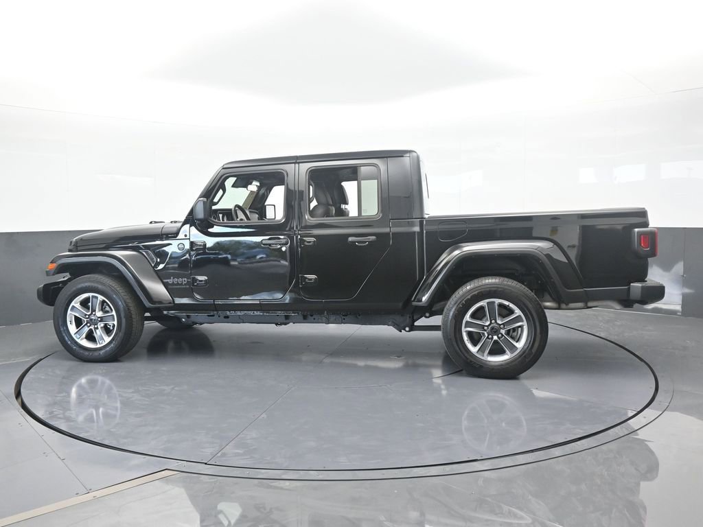 Used 2024 Jeep Gladiator Sport w/ Premium Package image 3