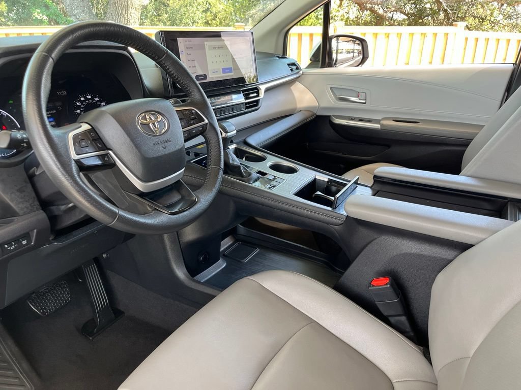 Used 2025 Toyota Sienna XLE FWD image 19