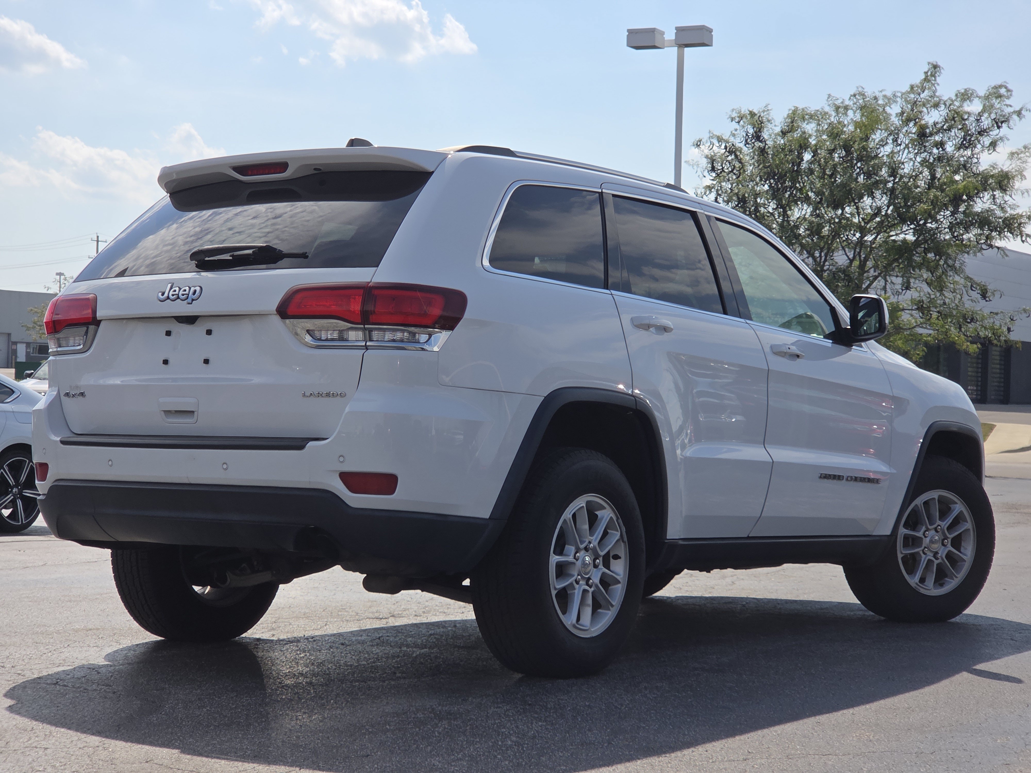 Used 2020 Jeep Grand Cherokee Laredo AWD/4WD image 5