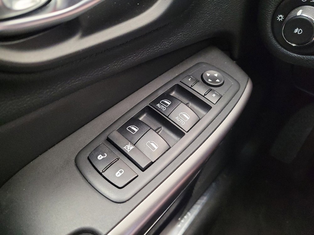 Used 2019 Jeep Cherokee Overland w/ Technology Group image 27