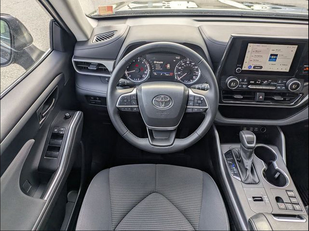 Certified 2025 Toyota Highlander LE FWD image 19
