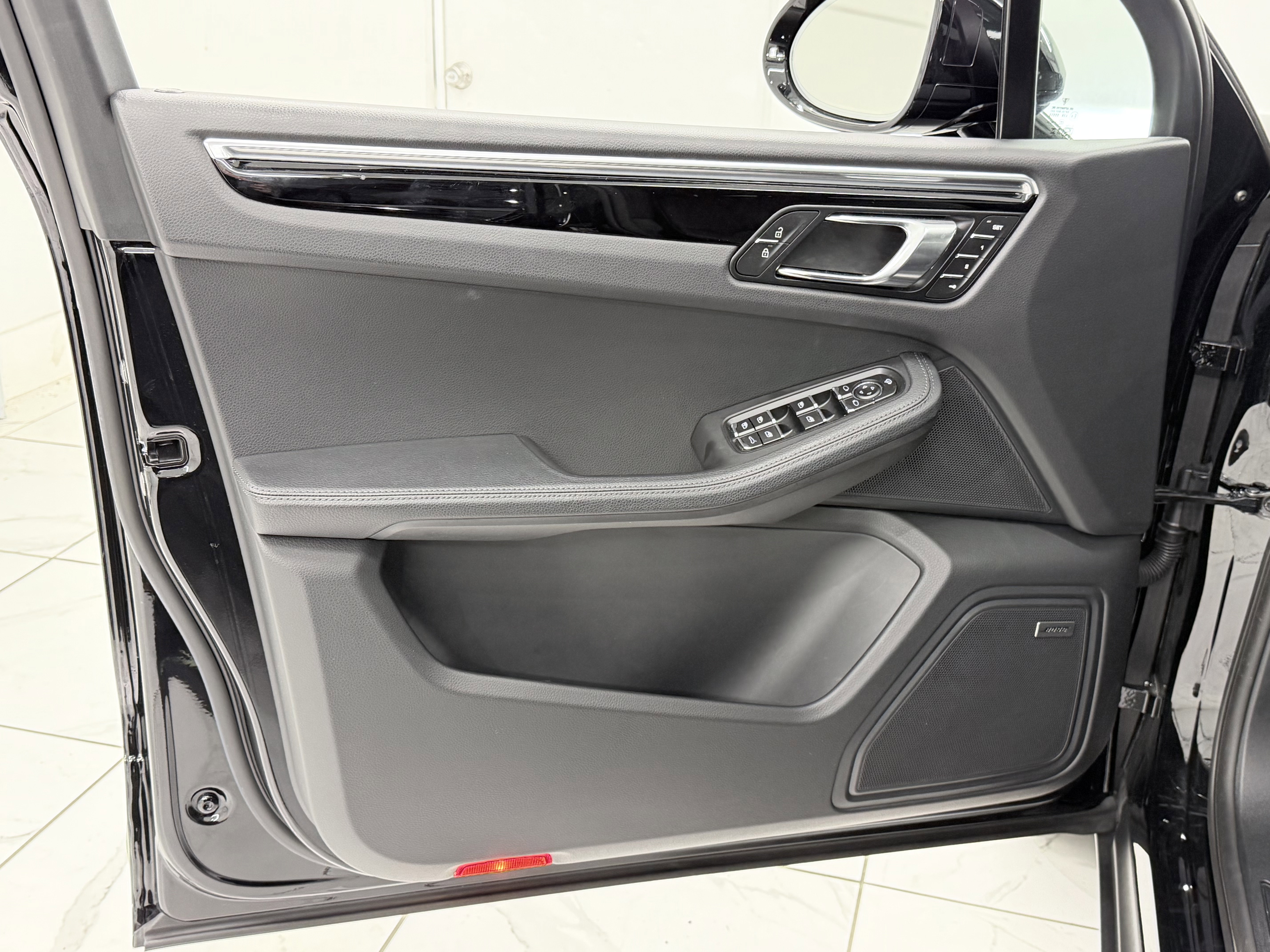 Certified 2025 Porsche Macan image 27