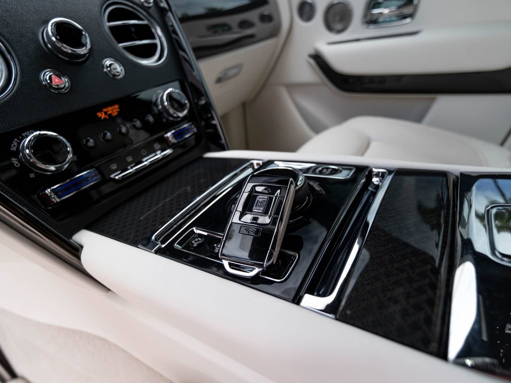 Used 2022 Rolls-Royce Cullinan Black Badge w/ Dark Exterior Package AWD/4WD image 38