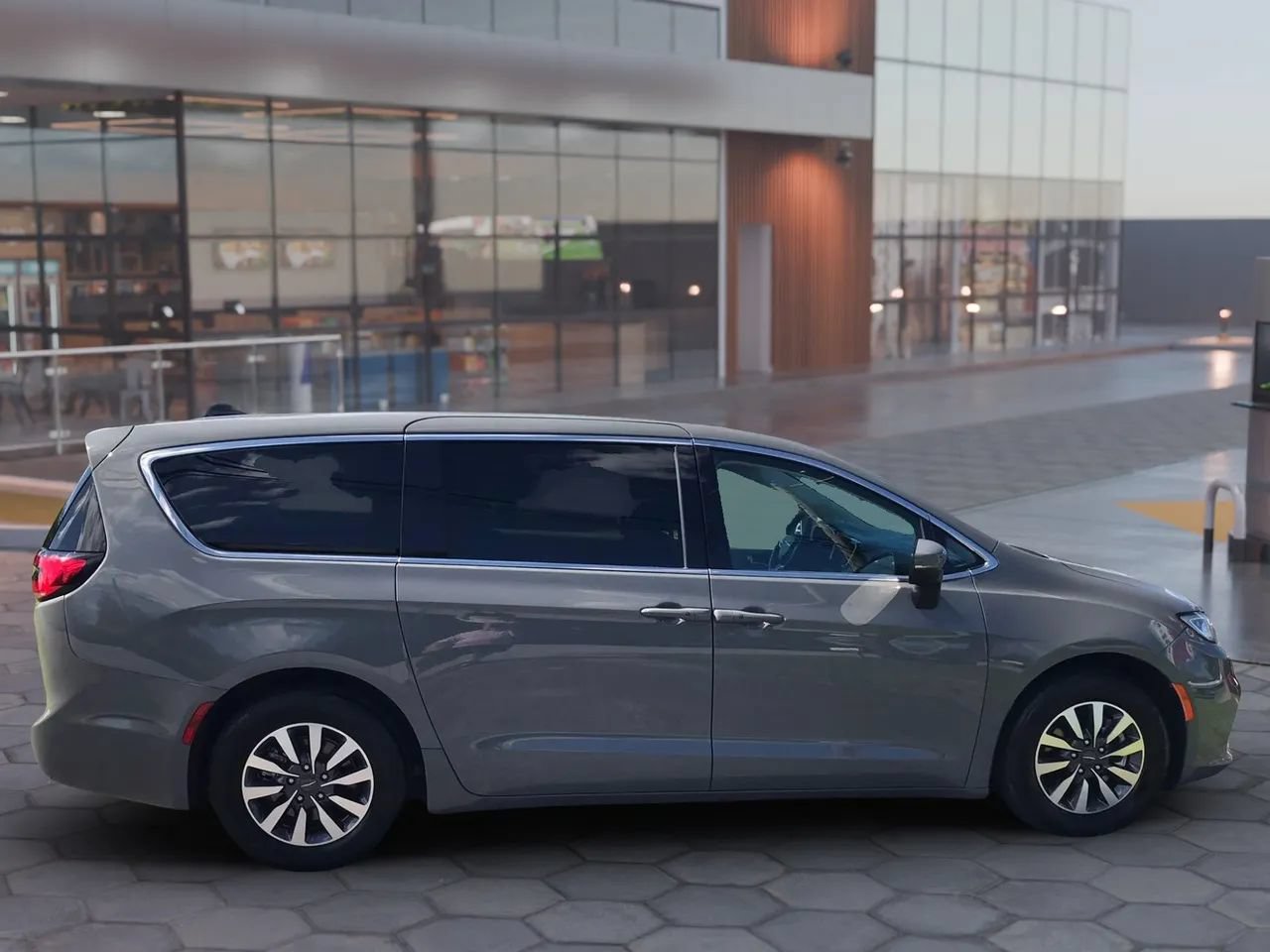Used 2023 Chrysler Pacifica Touring-L FWD image 5