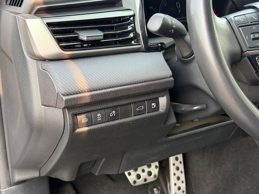 Used 2025 Toyota Camry SE FWD image 19
