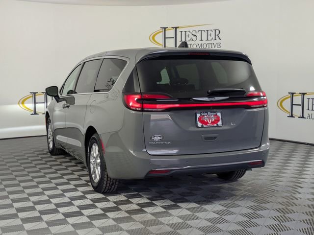 Used 2023 Chrysler Pacifica Touring-L image 2