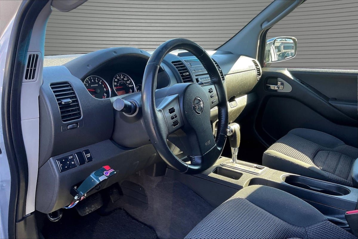 Used 2006 Nissan Frontier NISMO w/ (J01) Sunroof Pkg image 17