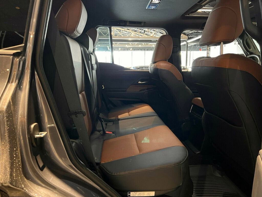 Used 2025 Lexus GX 550 w/ Accessory Package (31) image 12