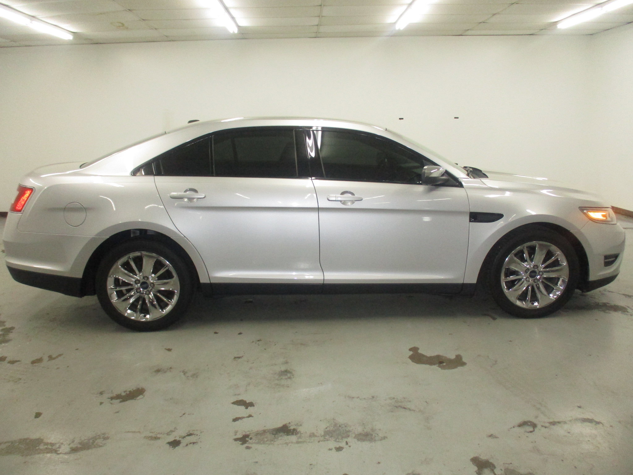 Used 2010 Ford Taurus Limited AWD/4WD image 11