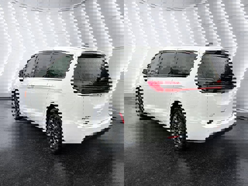 New 2026 Chrysler Pacifica Select image 4