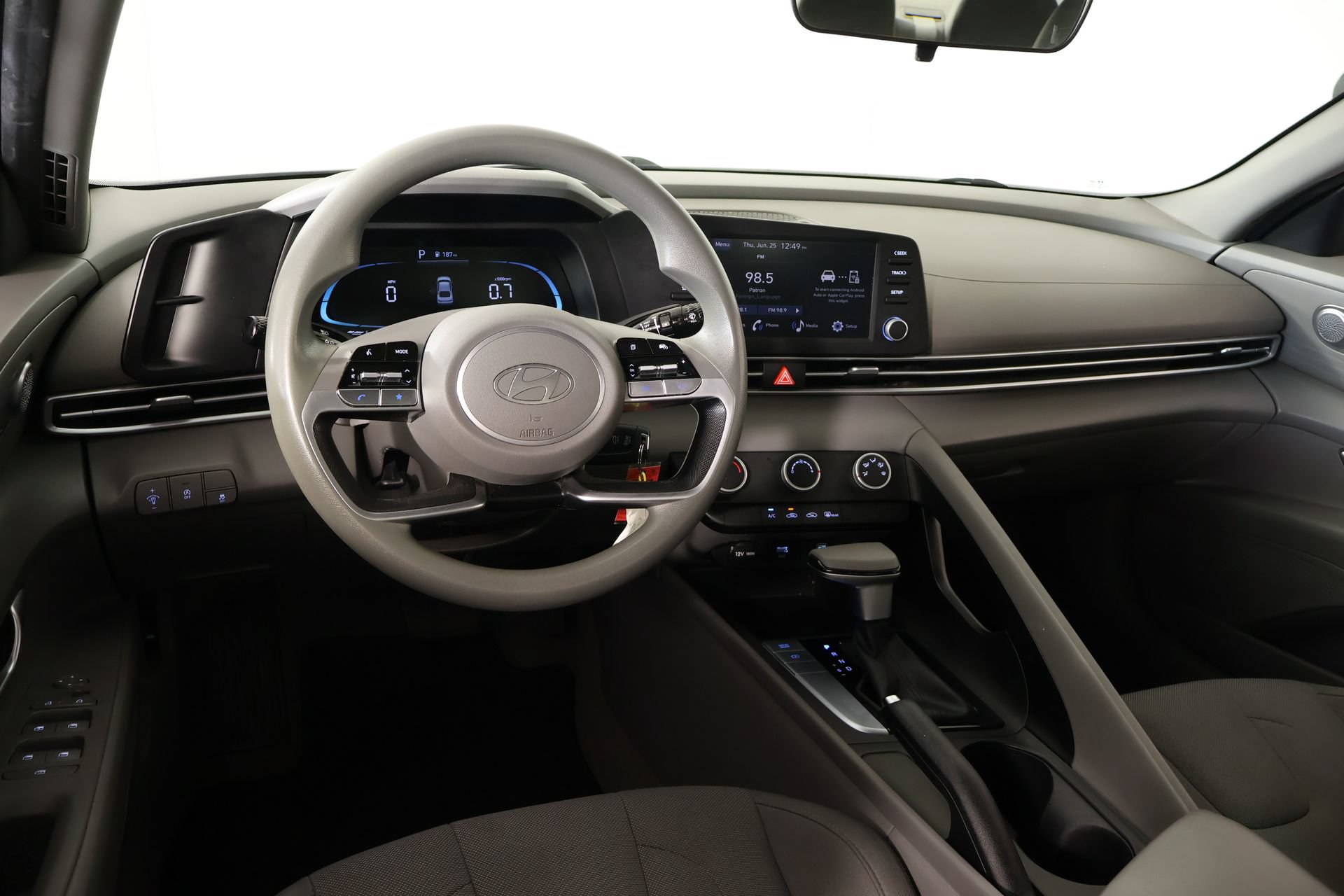 Used 2024 Hyundai Elantra SE FWD image 2