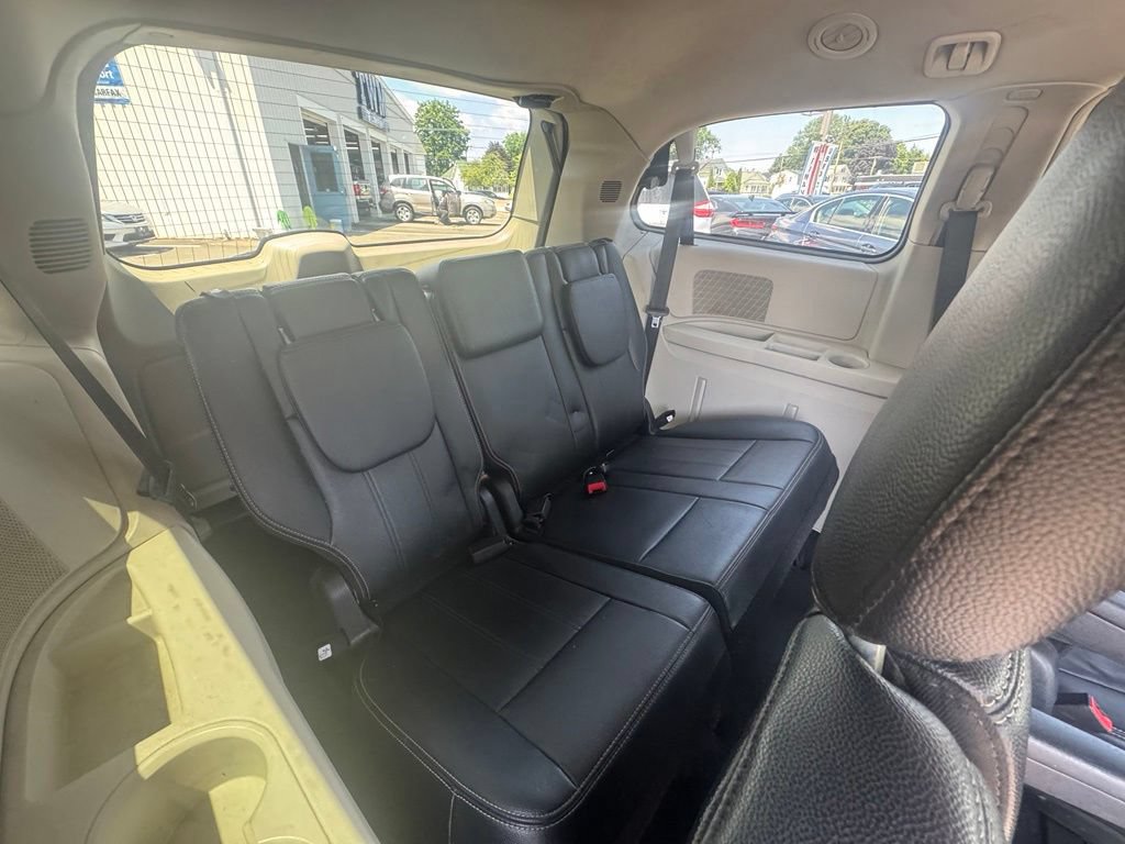 Used 2014 Chrysler Town & Country Touring FWD image 22