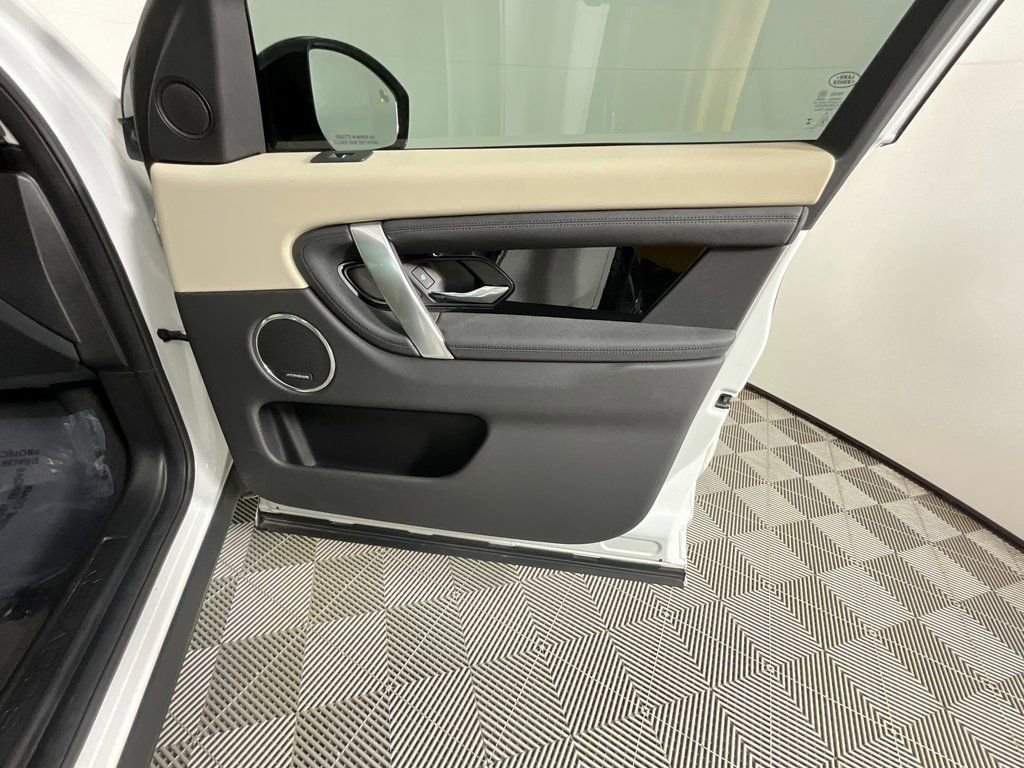 Used 2025 Land Rover Discovery Sport S image 22