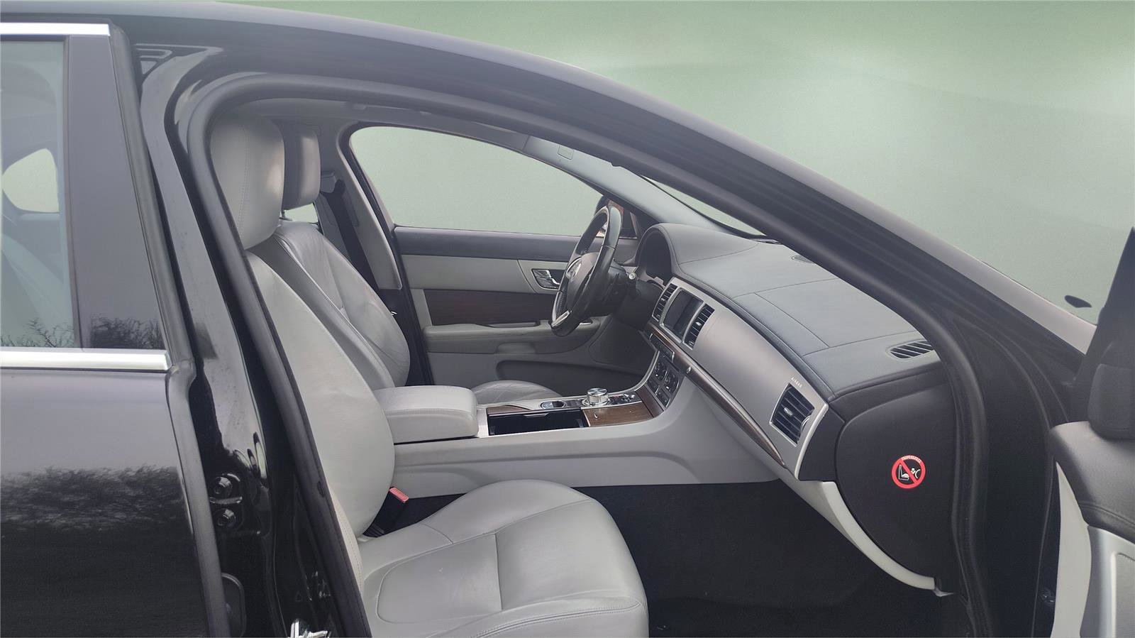 Used 2013 Jaguar XF 3.0 image 11