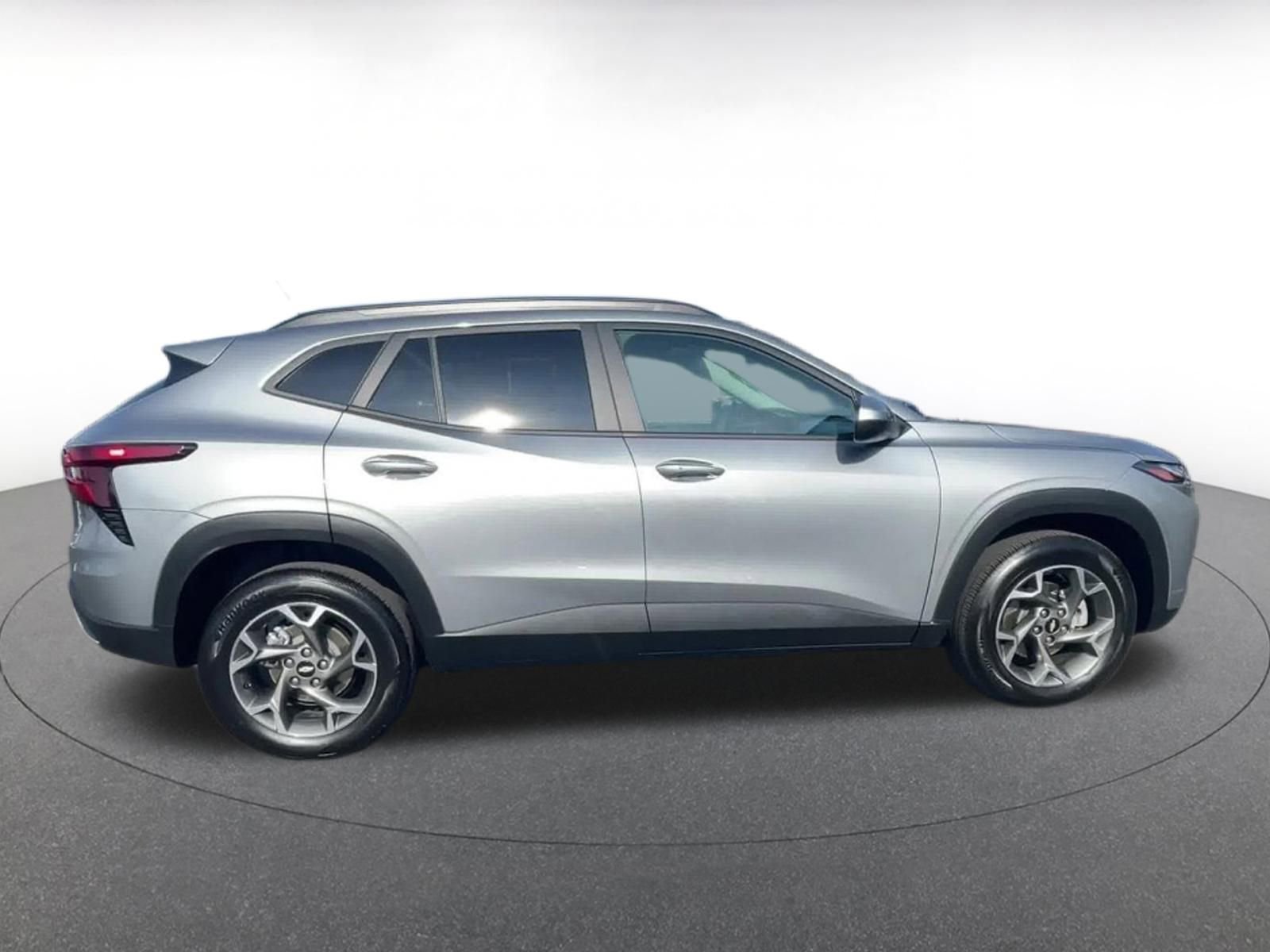 Used 2025 Chevrolet Trax LT w/ LT Convenience Package image 16