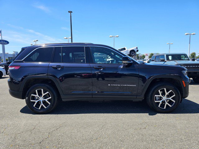 Certified 2024 Jeep Grand Cherokee Limited w/ Luxury Tech Group II AWD/4WD image 2