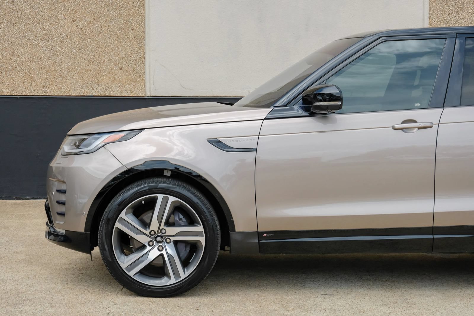 Used 2021 Land Rover Discovery HSE R-Dynamic AWD/4WD image 12