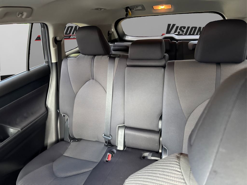 Used 2023 Toyota Highlander LE image 19