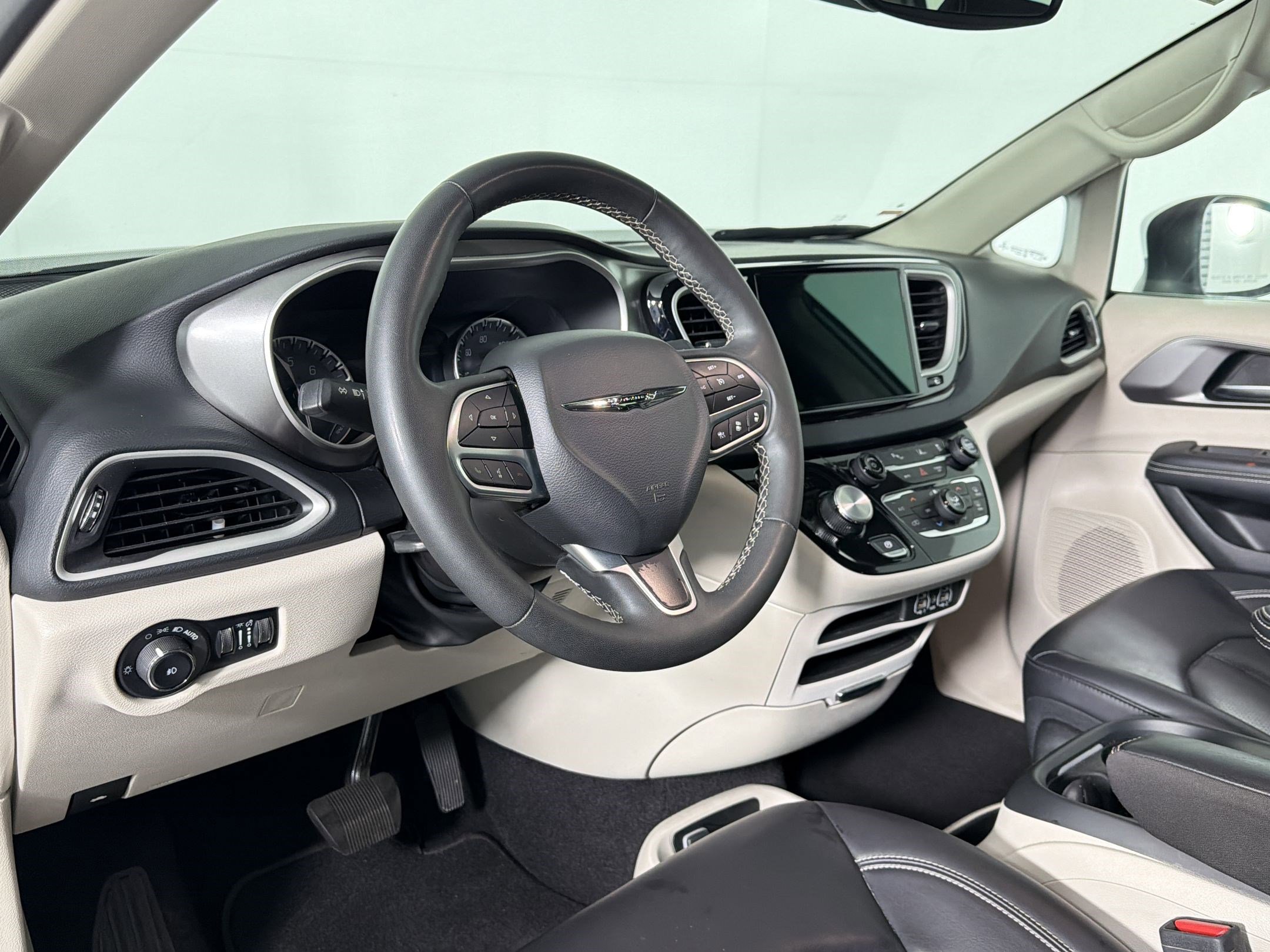 Used 2023 Chrysler Pacifica Touring-L FWD image 3