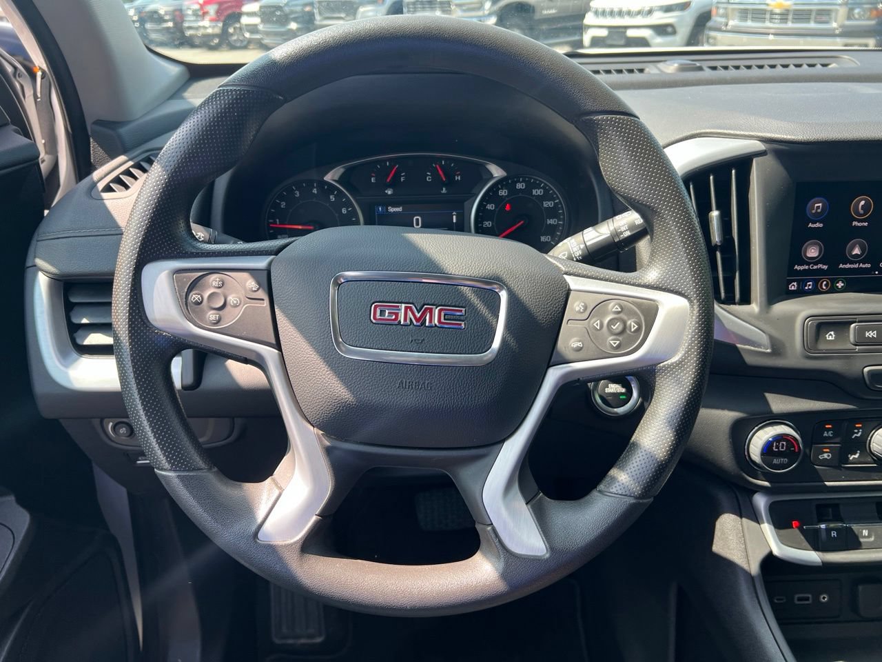 Used 2024 GMC Terrain SLE w/ Driver Convenience Package FWD image 24