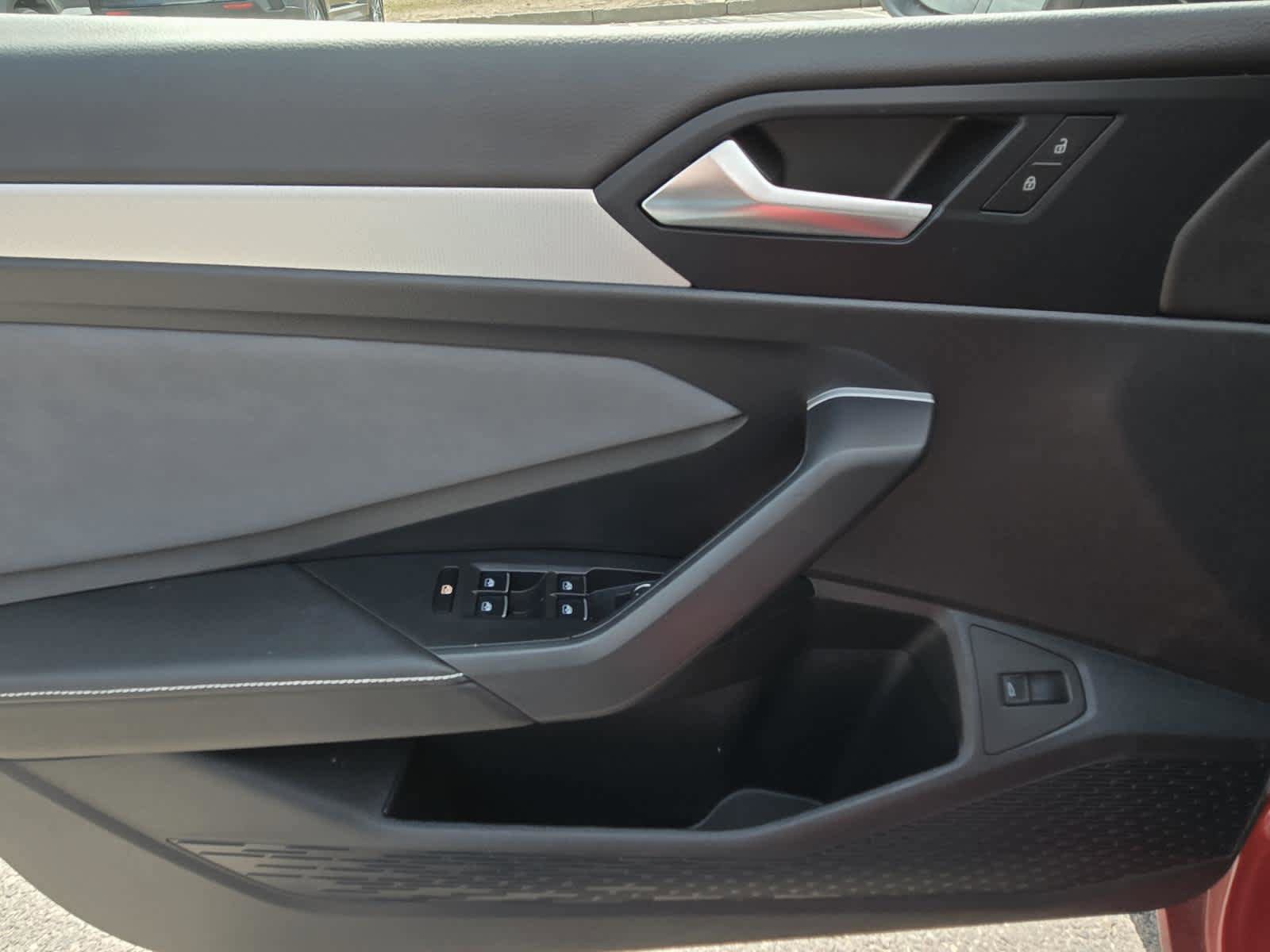 Certified 2025 Volkswagen Jetta SE w/ Sunroof Package image 23