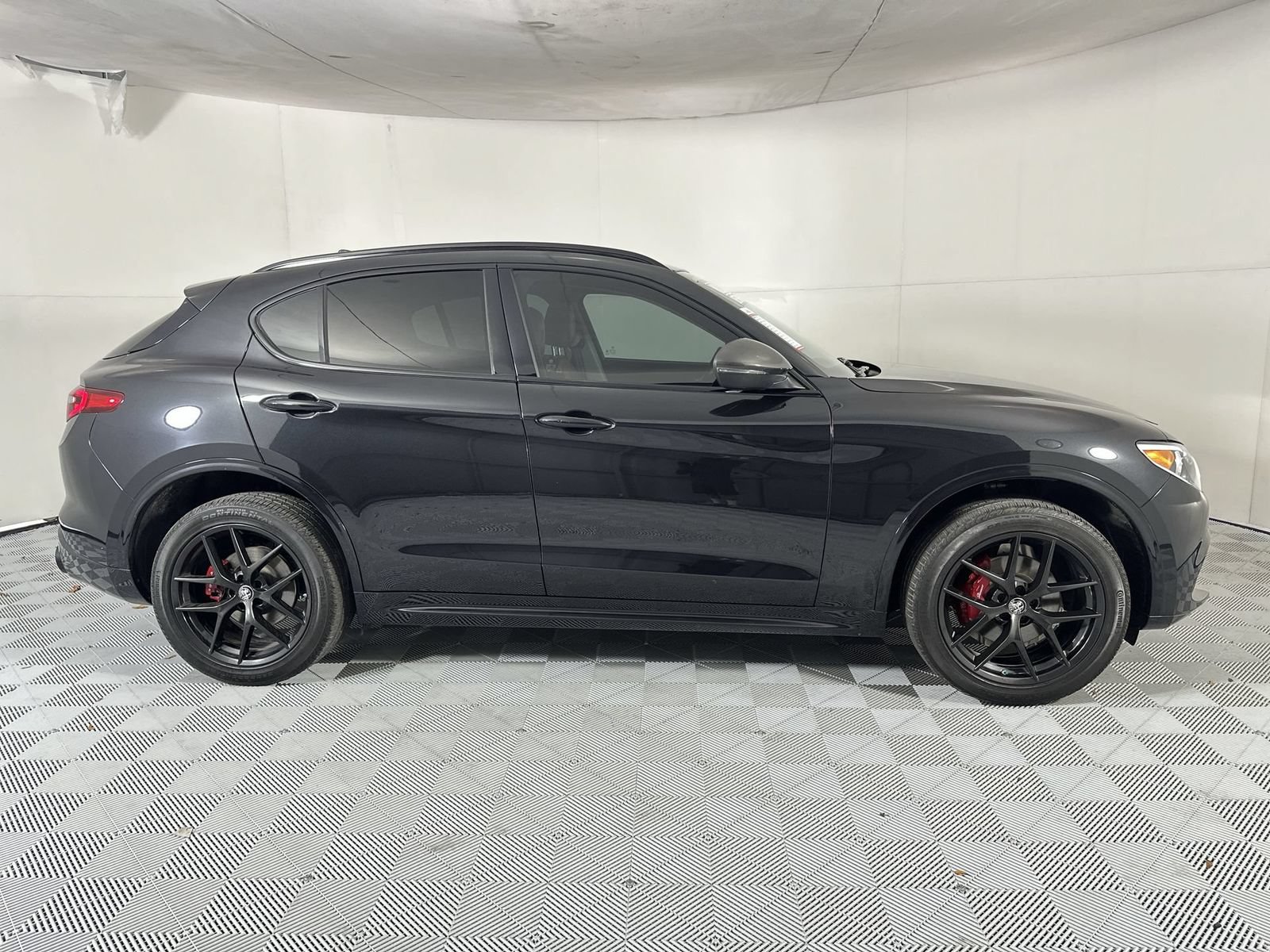 Used 2020 Alfa Romeo Stelvio Sport w/ Quick Order Package 22K Sport RWD image 9