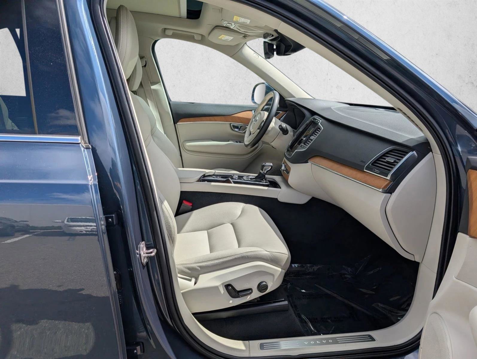 Used 2022 Volvo XC90 T5 Momentum AWD/4WD image 21