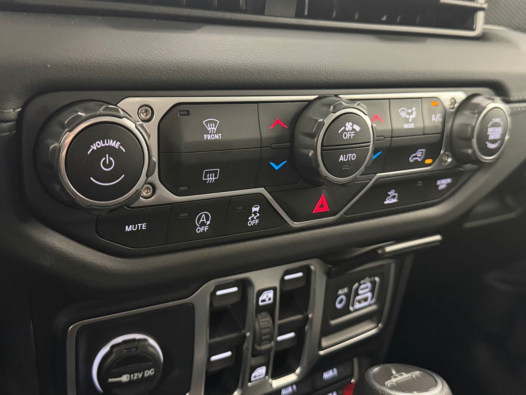 Used 2025 Jeep Gladiator Rubicon w/ Technology Group AWD/4WD image 19
