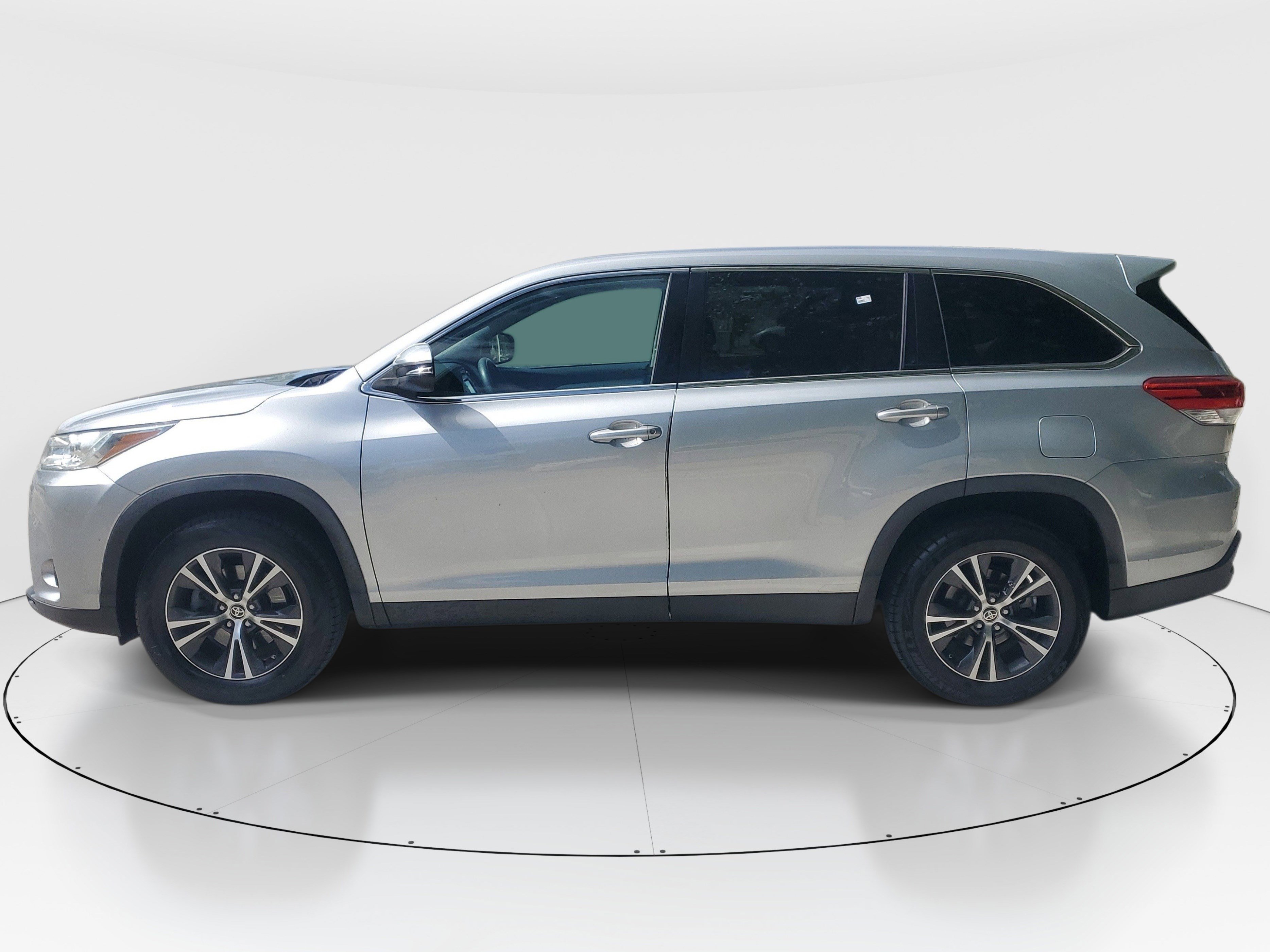 Used 2019 Toyota Highlander LE FWD image 6