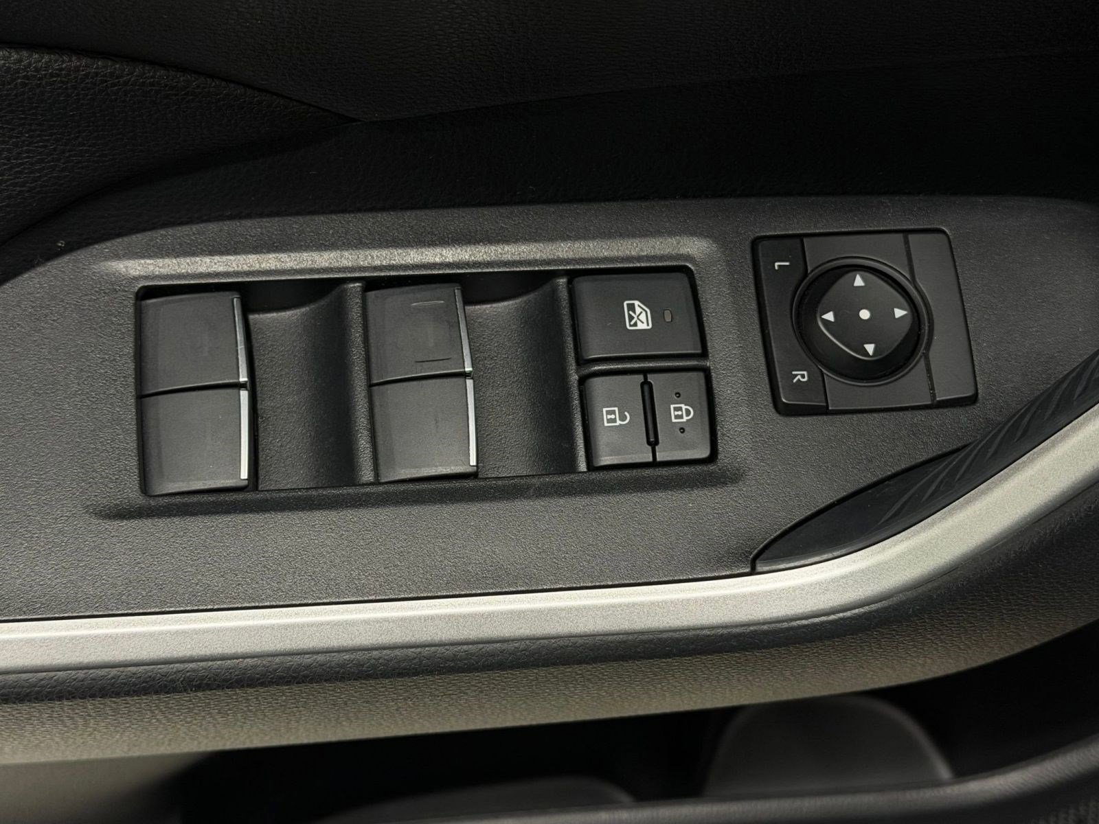 Used 2022 Toyota RAV4 XLE Premium image 21