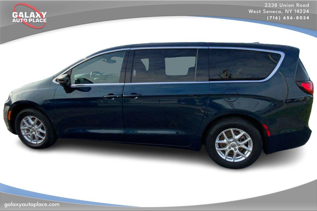 Used 2025 Chrysler Pacifica Select FWD image 8
