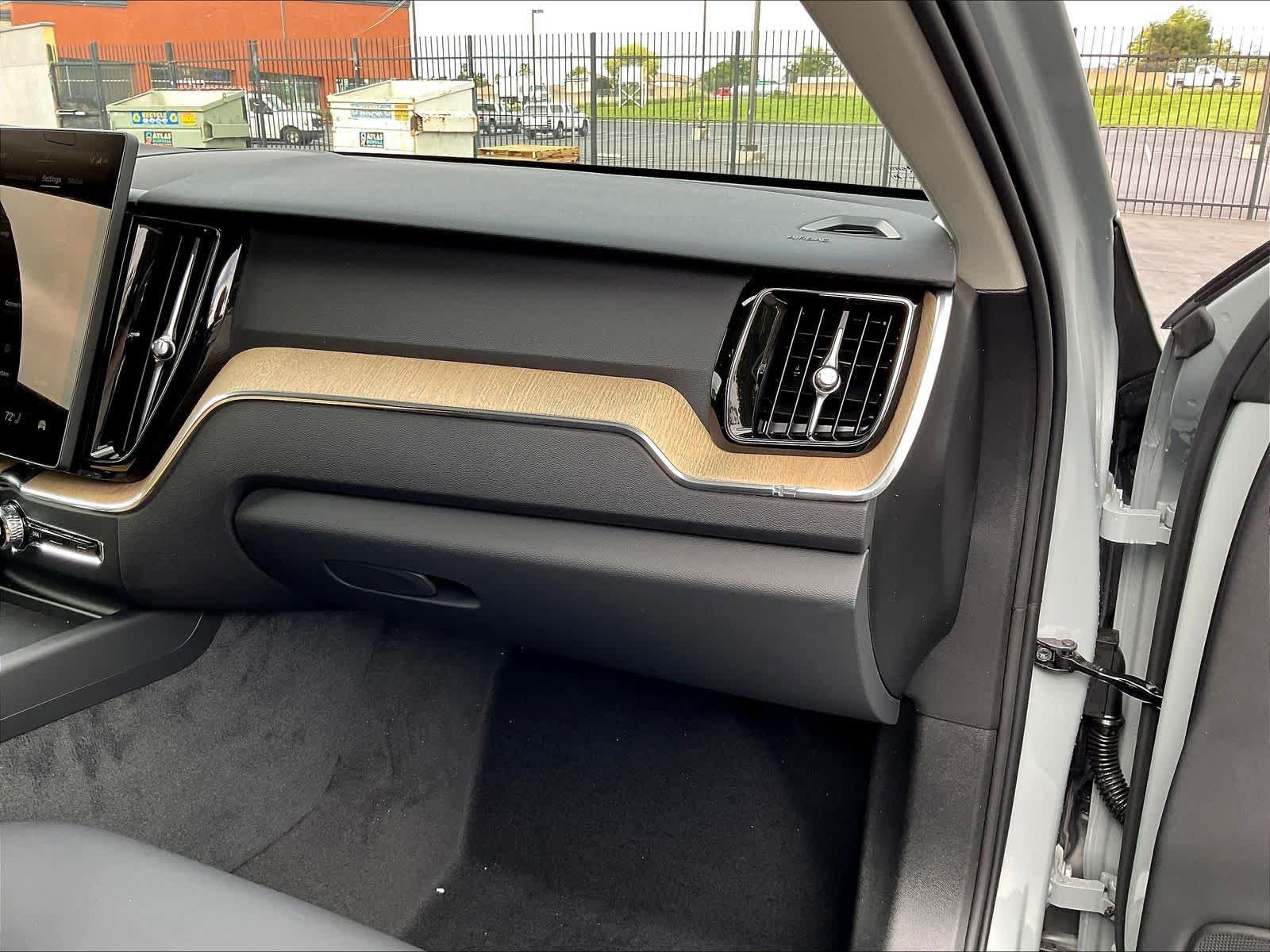 New 2026 Volvo XC60 T8 Plus w/ Climate Package PRO AWD/4WD image 28