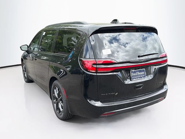 New 2026 Chrysler Pacifica Limited w/ Uconnect Theater Family Group FWD image 5