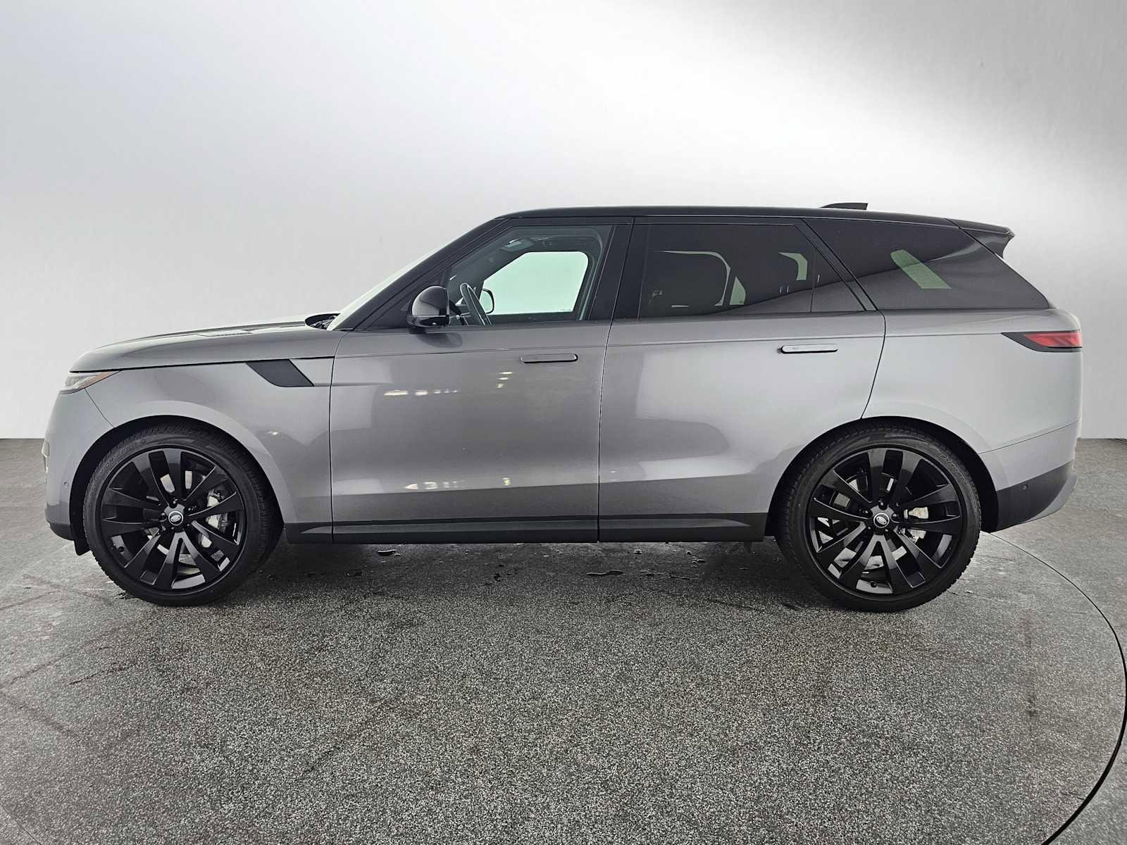 Used 2023 Land Rover Range Rover Sport SE image 2