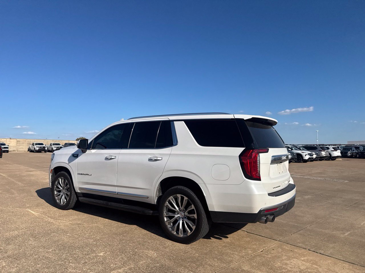 Used 2021 GMC Yukon Denali w/ LPO, Illumination Package AWD/4WD image 19
