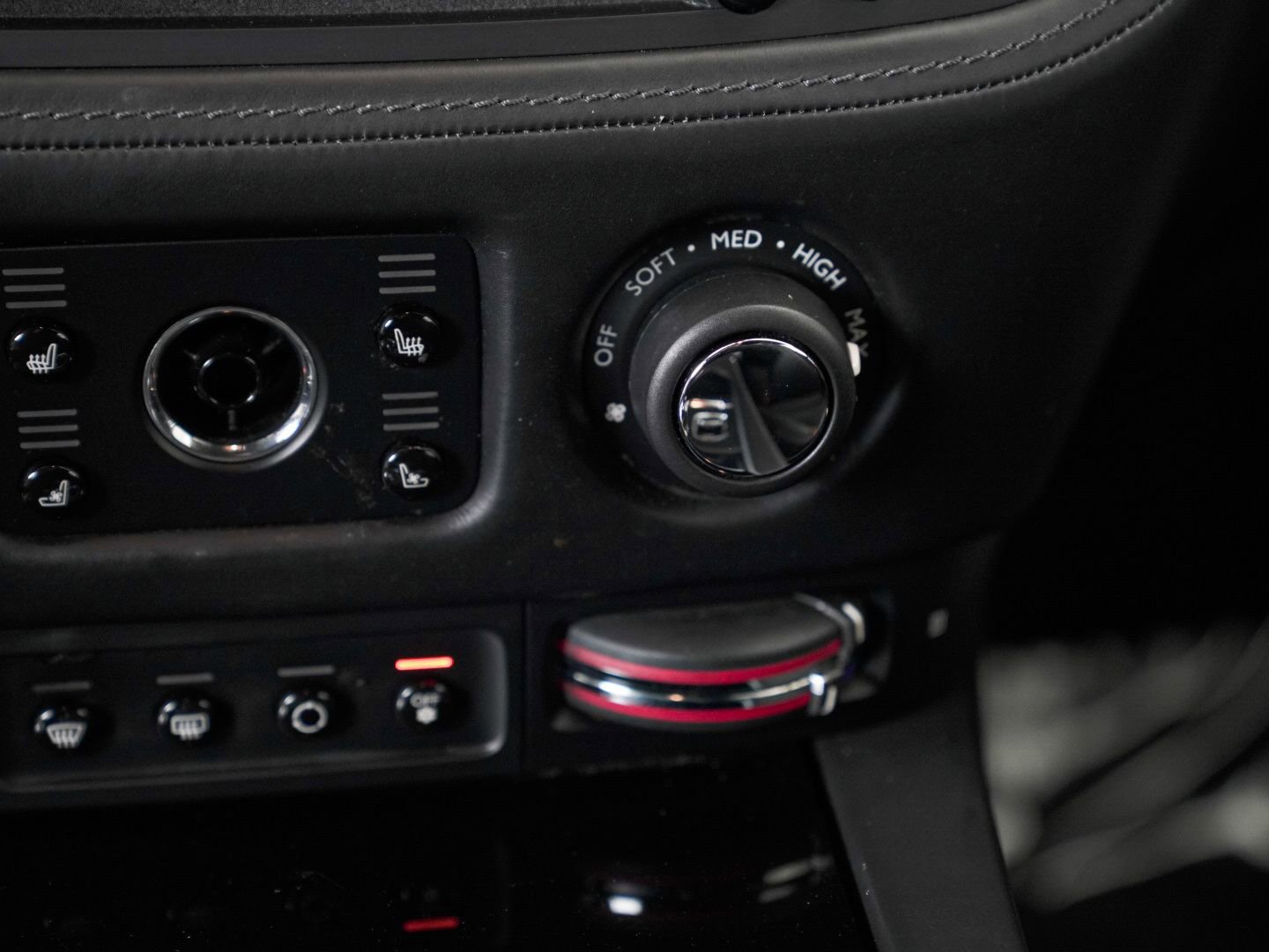 Used 2020 Rolls-Royce Dawn image 37