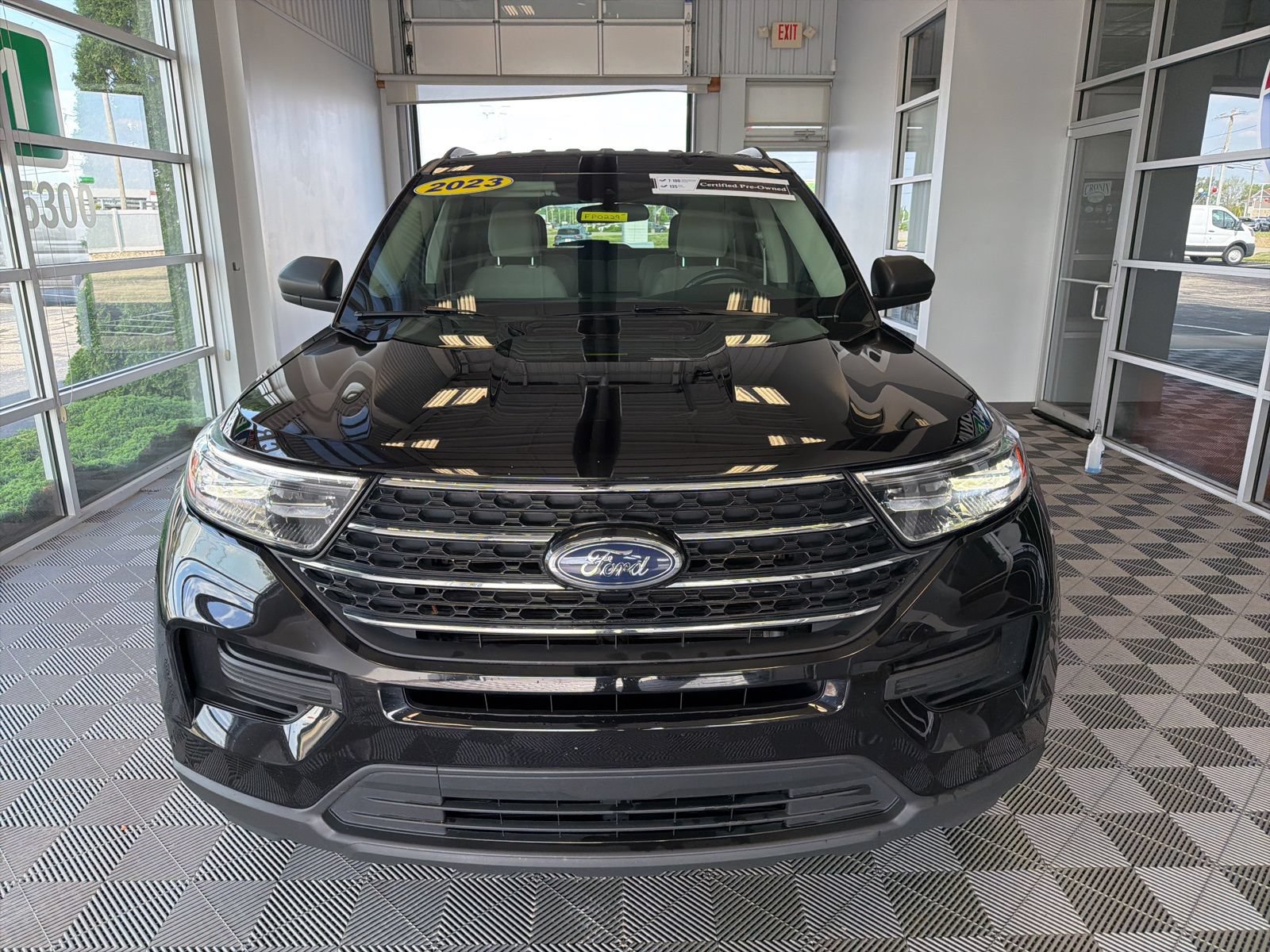 Used 2023 Ford Explorer XLT AWD/4WD image 2
