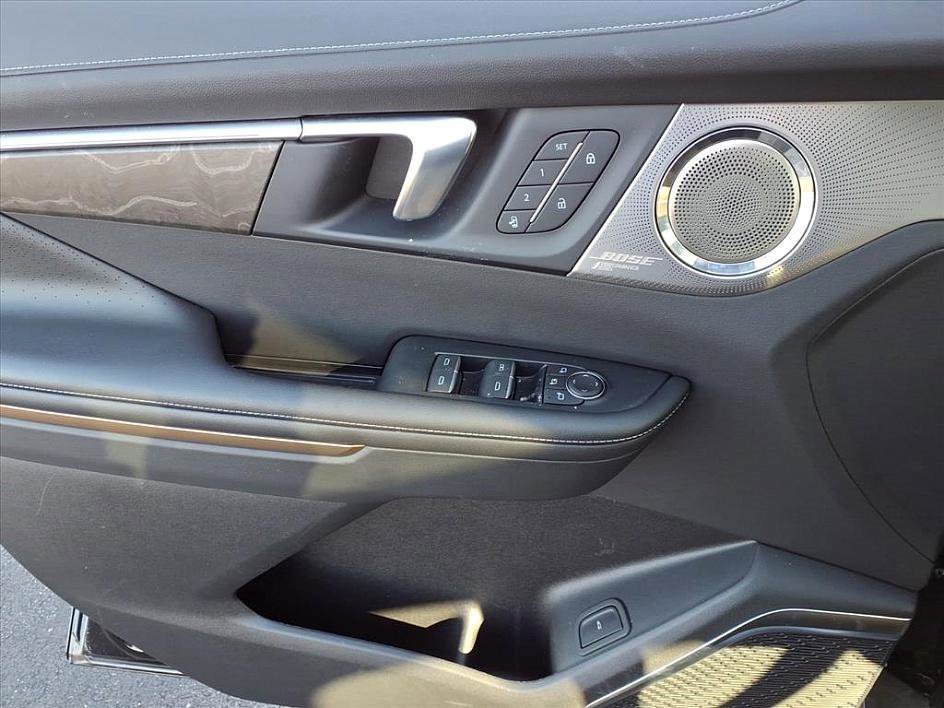 Used 2025 Buick Enclave Avenir w/ Super Cruise Package image 11