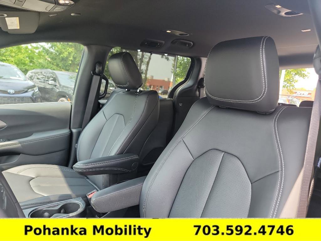 Used 2025 Chrysler Pacifica Select image 24
