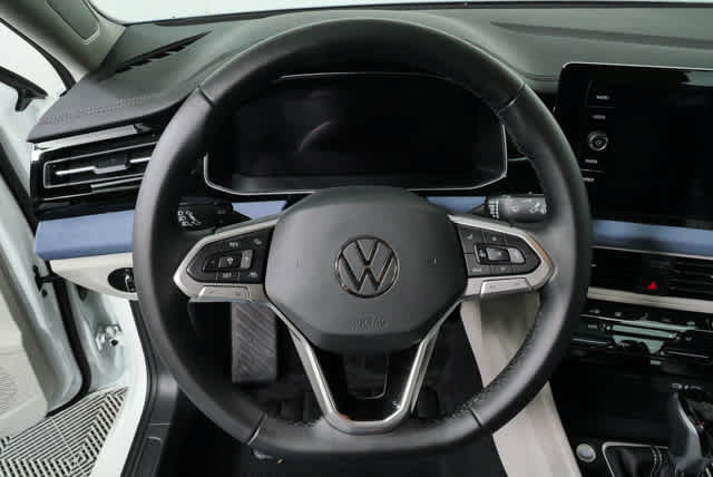 Certified 2025 Volkswagen Jetta SE w/ Black Wheel Package FWD image 11