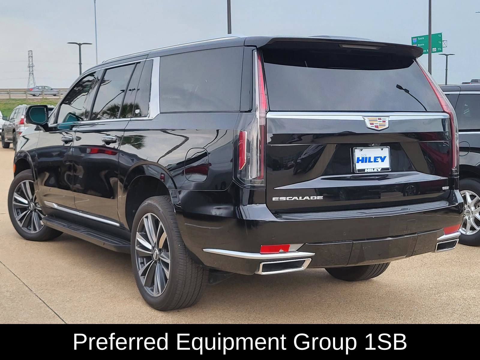 Used 2021 Cadillac Escalade ESV Premium Luxury AWD/4WD image 3
