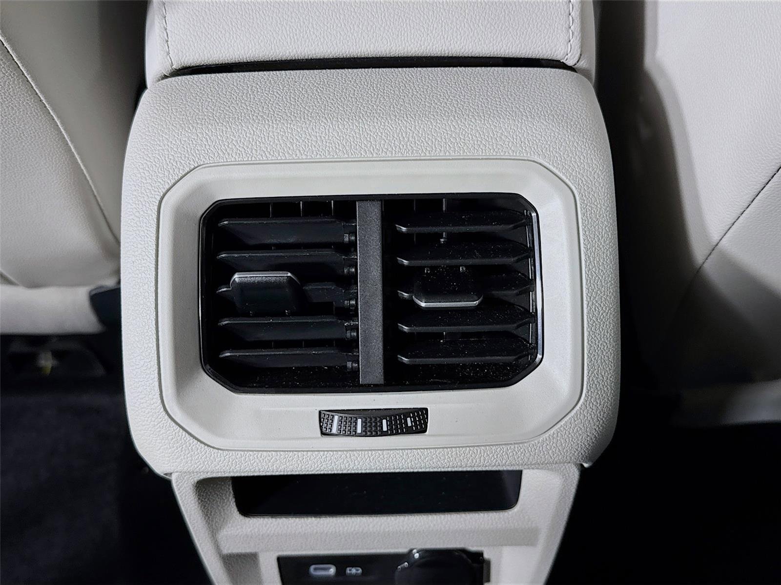 Used 2024 Volkswagen Tiguan SE R-Line FWD image 26