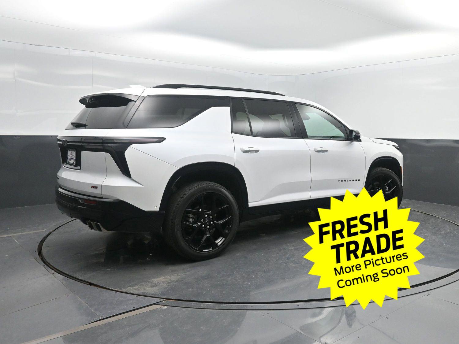 Used 2024 Chevrolet Traverse RS image 2