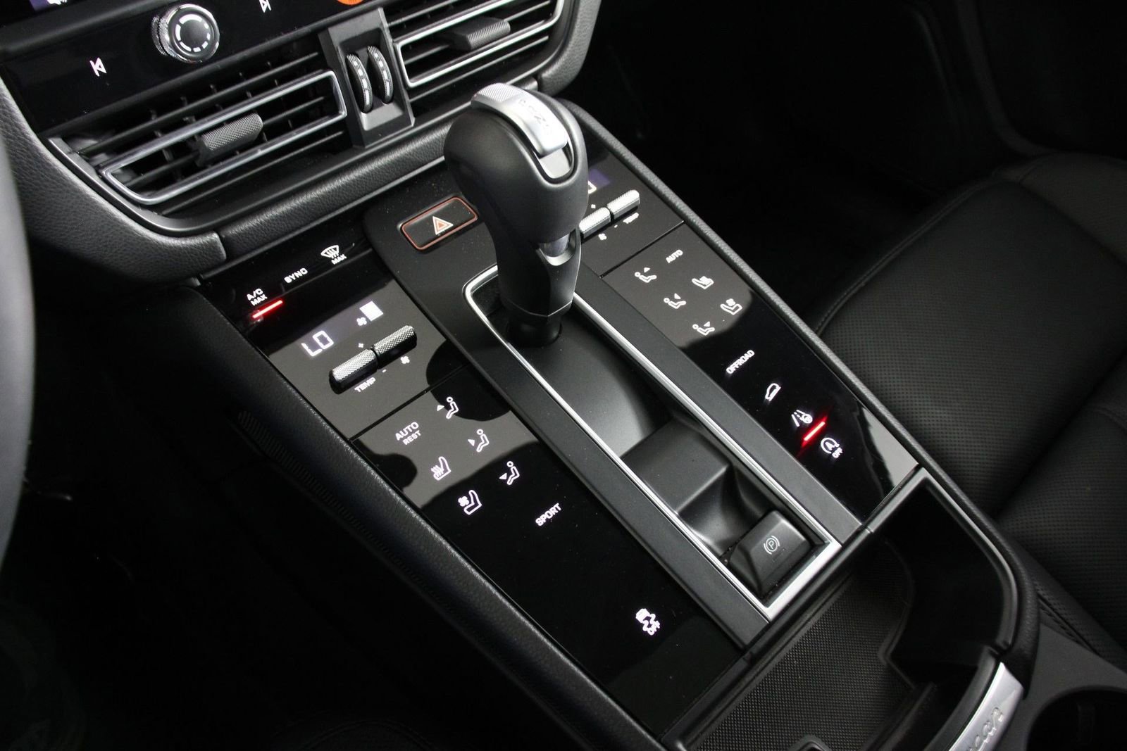 Certified 2026 Porsche Macan image 17