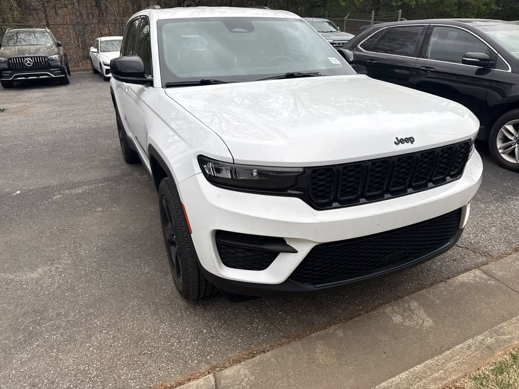 Used 2022 Jeep Grand Cherokee Altitude image 3